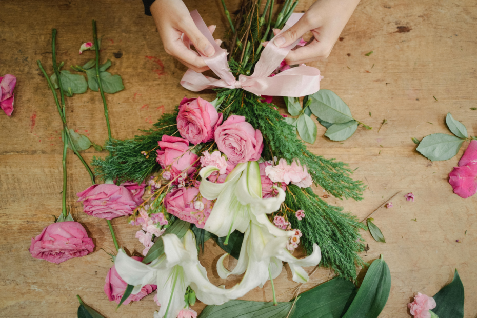 florist arranging a pink bouquet